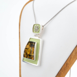 Collier de collection en argent sterling 925 fabriqué à la main avec une pierre d'ambre naturelle originale en forme de trapèze, décoré d'un travail en émail vert pistache et d'élégants motifs en argent.