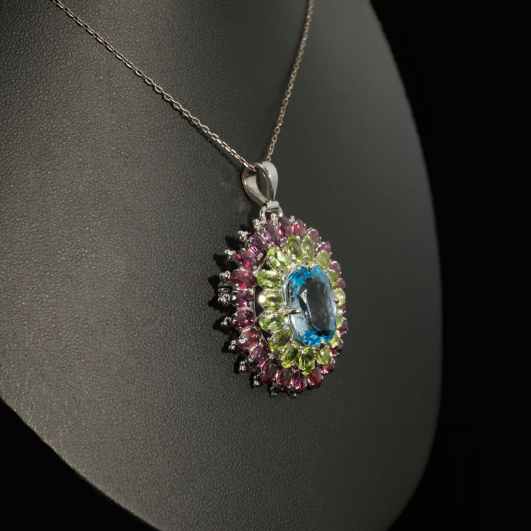 Collar y broche de plata 925 adornados con piedras naturales de topacio azul, peridoto y turmalina.