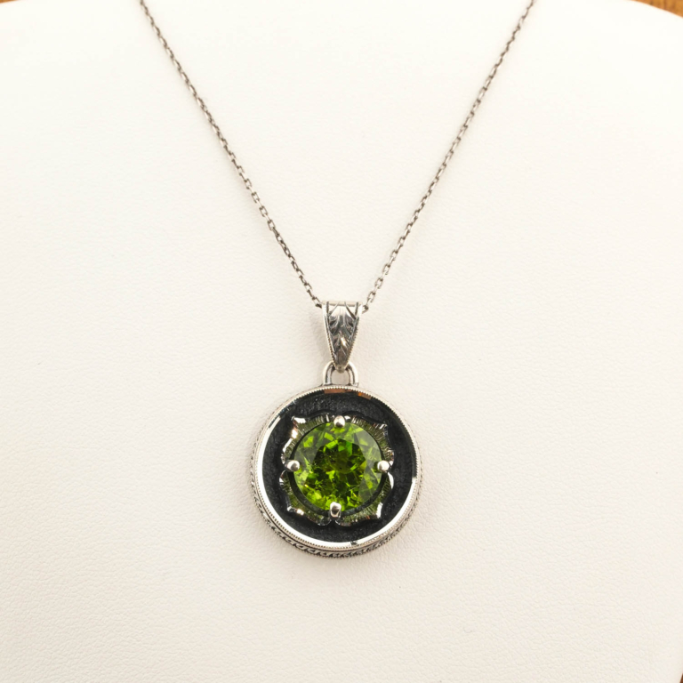 Collier en argent 925 orné d'une pierre naturelle de péridot original de taille ronde et de détails de griffes en forme de pétale de fleur.
