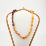 Collana da donna con pietre naturali di ambra originale disposte da colori scuri a chiari, con chiusura in acciaio.