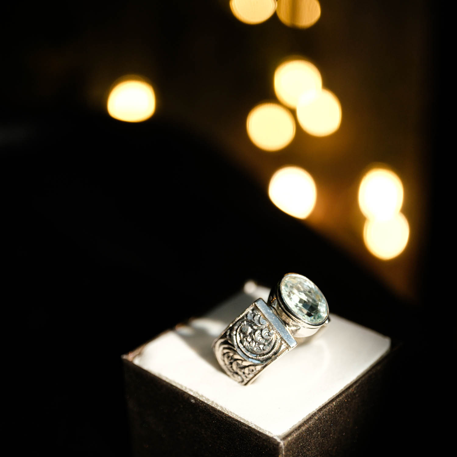 handcrafted-oval-cut-aquamarine-silver-men-ring Oval faset kesim orijinal akuamarin doğal taşlı ve çevresi el işçiliği gravürlü 925 ayar gümüş erkek yüzük.