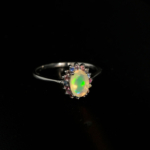 Parure de luxe en argent sterling 925 comprenant une bague, des boucles d'oreilles et un pendentif ornés d'opales cabochon et de saphirs colorés.