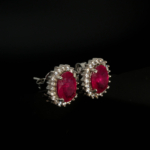 Boucles d'oreilles de luxe en argent sterling 925 ornées de pierres de rubis rouge coupe ovale originales et d'un halo de zircon.