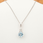 Colgante de diseno de lujo hecho de una piedra de topacio azul natural de corte facetado redondo engastada en plata de ley 925.