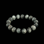 Bracelet flexible en pierre naturelle fait de perles rondes et lisses de quartz oeil de chat gris.