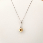 Ciondolo di design di lusso realizzato con una pietra di citrino naturale a taglio sfaccettato rotondo incastonata in argento sterling 925.
