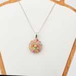 Ciondolo di design di lusso in argento sterling 925 con pietre di zaffiro colorato naturale a taglio sfaccettato in forma di fiore.