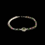 Bracciale di lusso da donna in argento sterling 925 ornato con pietre di tormalina colorata a taglio sfaccettato con un centro verde chiaro.