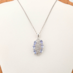 Colgante de diseño de lujo en plata de ley 925 con piedras de zafiro naturales de corte facetado ovalado y detalles de circonitas.
