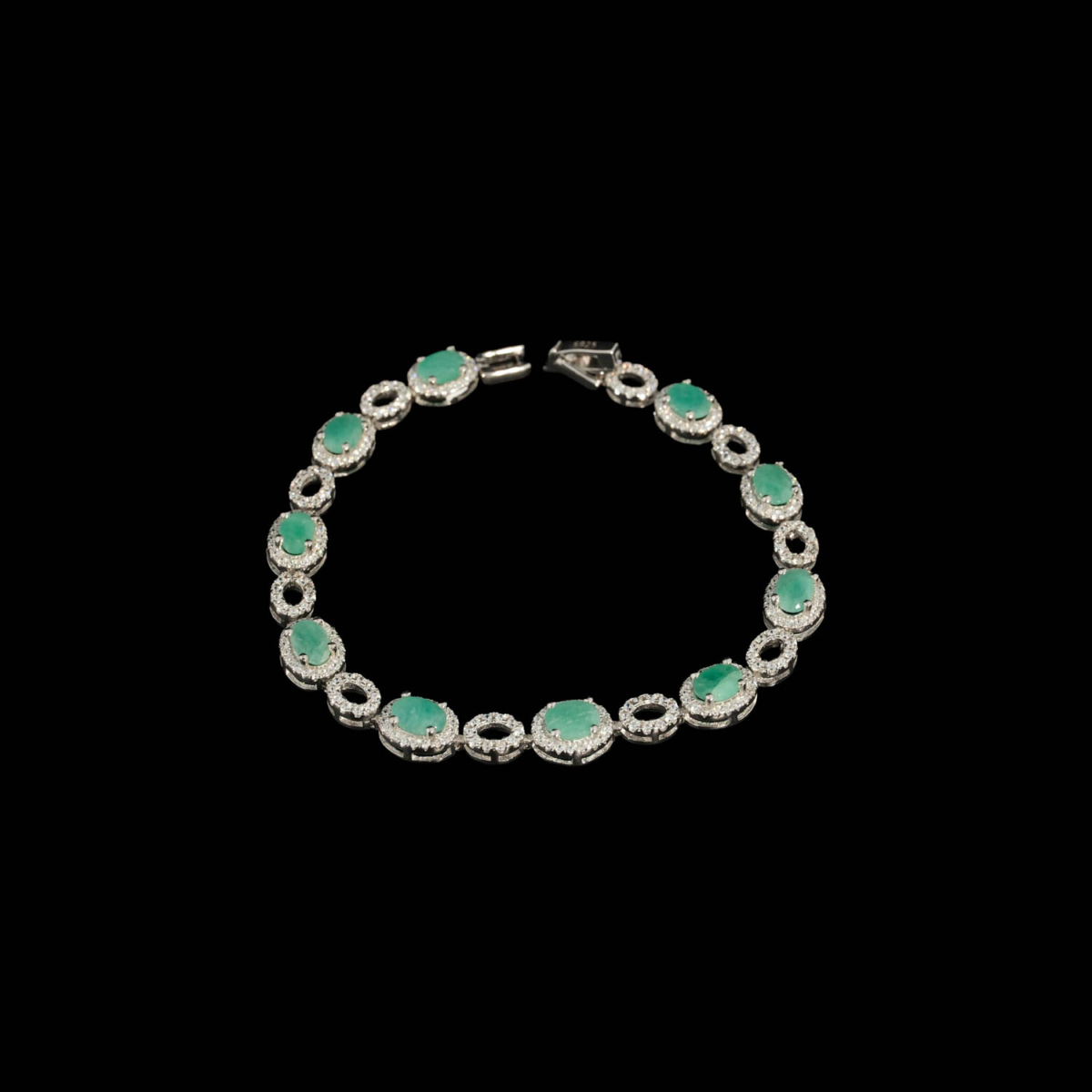 Bracelet pour femme en argent 925 conçu avec des pierres naturelles d'émeraude originale de taille ovale et détails scintillants.