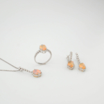 Luxus-Schmuckset aus 925er Sterlingsilber bestehend aus Ring, Ohrringen und Kette, besetzt mit originalen ovalen Cabochon-Opalen.