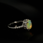 Set di gioielli di lusso in argento sterling 925 che include anello, orecchini e ciondolo adornati con opali naturali a taglio cabochon.