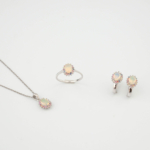 Set di gioielli di lusso in argento sterling 925 che include anello, orecchini e ciondolo adornati con opali cabochon e zaffiri colorati.
