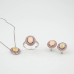 Juego de joyas de lujo en plata de ley 925 que incluye anillo, pendientes y colgante adornados con ópalos cabujón, zafiros azules y granates rosas.
