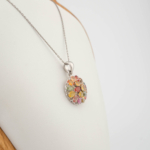 Colgante de diseño de lujo en plata de ley 925 con piedras de zafiro de colores naturales de corte facetado en forma de flor.