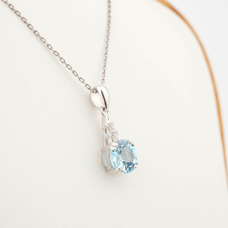 Pendentif de luxe en argent sterling 925 orne d'une pierre de topaze bleue originale coupe facette ronde.