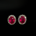 Pendientes de diseño de lujo hechos de piedras de rubí rojo natural de corte ovalado engastadas en plata de ley 925 con halo de circonitas.
