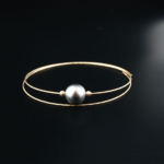 Luxuriöses 18-karätiges Gold-Doppeldrahtarmband mit einer originalen schwarzen Tahiti-Perle in der Mitte.