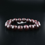 Bracciale in pietra naturale di granato originale con perle grandi da 11-12 mm di colore bordeaux scuro.