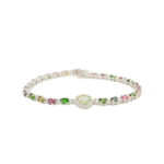 Pulsera de lujo para mujer en plata de ley 925 adornada con piedras de turmalina de colores de corte facetado con un centro verde claro.