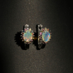 Merkezinde oval kabaşon opal ve çevresinde faset kesim çok renkli safir taşları barındıran 925 ayar gümüş tasarım yüzük, küpe ve kolye ucu set modeli.