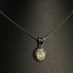 Luxus-Schmuckset aus 925er Sterlingsilber bestehend aus Ring, Ohrringen und Kette, besetzt mit ovalen Cabochon-Opalen und bunten Saphiren.