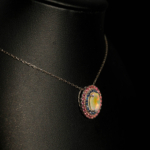 Luxus-Schmuckset aus 925er Sterlingsilber bestehend aus Ring, Ohrringen und Kette, besetzt mit ovalen Cabochon-Opalen, blauen Saphiren und rosa Granaten.