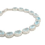 Pulsera de mujer de plata 925 diseñada con piedras naturales de topacio azul original de talla ovalada y detalles brillantes.