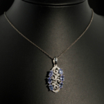 Pendentif de luxe en argent sterling 925 orné de pierres de saphir bleu originales coupe facette ovale avec motifs de zircon.