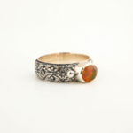Bague en argent 925 ornée d'une pierre naturelle d'opale orange originale de taille ovale et de motifs détaillés faits à la main.