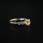 Anello di design di lusso da donna in argento sterling 925, ornato con una gemma di citrino naturale a taglio sfaccettato rotondo.