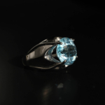 Anello di design di lusso da donna in argento sterling 925, ornato con un topazio blu naturale da 4.5ct a taglio sfaccettato.
