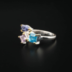 Anello di design di lusso da donna in argento sterling 925, ornato con gemme naturali di topazio blu, zaffiro e ametista a taglio sfaccettato.