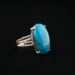 Anello di design di lusso da donna in argento sterling 925 con fascia intrecciata, ornato con una gemma di pietra turchese naturale.