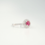 Anillo de diseño elegante para mujer adornado con gema de rubí natural original y circonitas en plata de ley 925.
