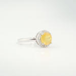 Anello di design elegante da donna ornato con gemma di zaffiro giallo originale e zirconi su argento 925.