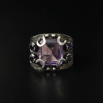 Bague de luxe pour homme en argent sterling 925 noir ornée d'un motif d'armure et d'une grande gemma d'améthyste naturelle originale.
