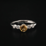 Anillo de diseño de lujo para mujer en plata de ley 925, adornado con un citrino natural de corte faceteado redondo y gemas laterales.