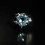 Anillo de diseño de lujo para mujer en plata de ley 925, adornado con un topacio azul natural de corte fasetado óvalo de 4.5 quilates.