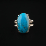 Anillo de diseño de lujo para mujer en plata de ley 925 con banda trenzada, adornado con una gema de piedra turquesa natural.