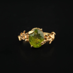 Luxus-Design-Frauenring mit Zweigmotiv aus 925er Sterlingsilber mit Goldplatinierung, besetzt mit einem originalen ovalen Peridot-Edelstein.