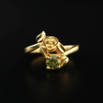 Anello di design con rosa da donna in argento sterling 925 placcato oro, ornato con una gemma di peridoto naturale a taglio sfaccettato.