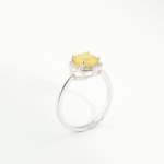 Anillo de diseño elegante para mujer adornado con gema de zafiro amarillo natural original y circonitas en plata de ley 925.