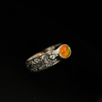 Anillo de plata 925 con una piedra natural de ópalo naranja original de corte ovalado y motivos detallados hechos a mano.
