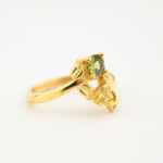 Anillo de diseño de rosa para mujer en plata de ley 925 chapado en oro, adornado con una gema de peridoto natural.