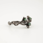 Anillo de diseño de lujo en plata de ley 925 oscura, adornado con tres gemas de esmeralda natural de corte redondo.