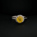 Bague d'élégance pour femme ornée d'un saphir jaune naturel original entouré de zircons sur monture en argent 925.