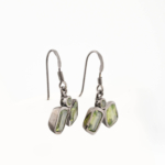 Boucles d'oreilles de luxe en argent sterling 925 ornées de pierres de péridot originales coupe baguette facettée.