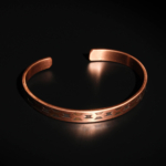 Bracciale sottile di design in rame puro con motivo a maglie di catena esterno.
