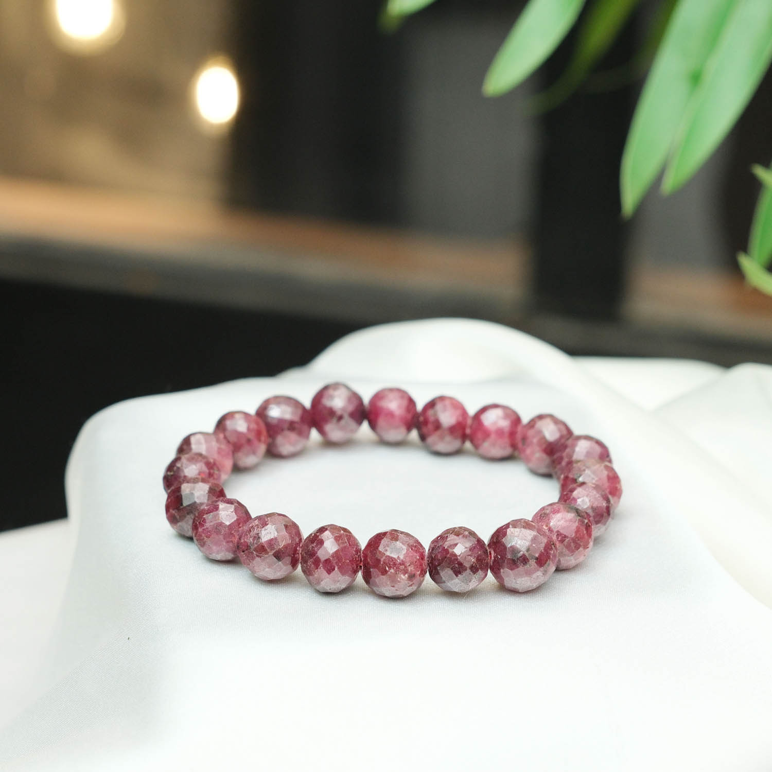 bracciale-pietra-rubino-naturale-originale-5a-10-11mm-sfaccettato 10-11mm dolgun küre faset kesim bordo ve kırmızı tonlarında 5A+ kalite orijinal yakut doğal taş tasarım bileklik modeli.